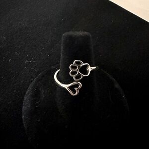 Darling paw print ring in size 7.5 perfect for dog lovers